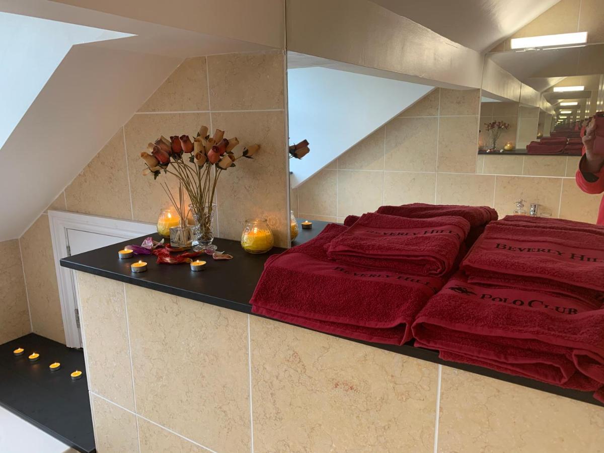 The Penthouse Bowness Luxury Loft Jacuzzi Bath & Complimentary Lakeview Spa Membership 外观 照片